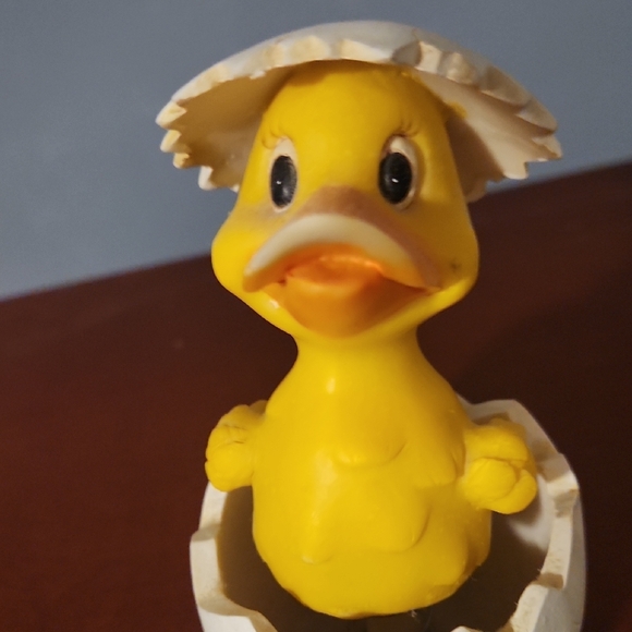 Bobble Head Yellow Duckling Figurine in Eggshell - Picture 6 of 7